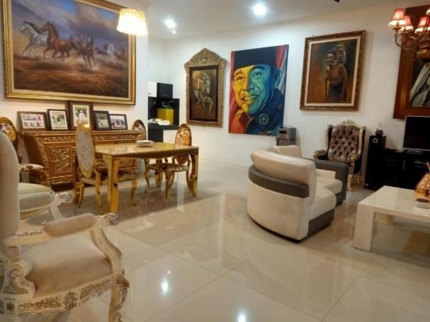 Villa Chacha At Macarena, Megamendung Exterior foto